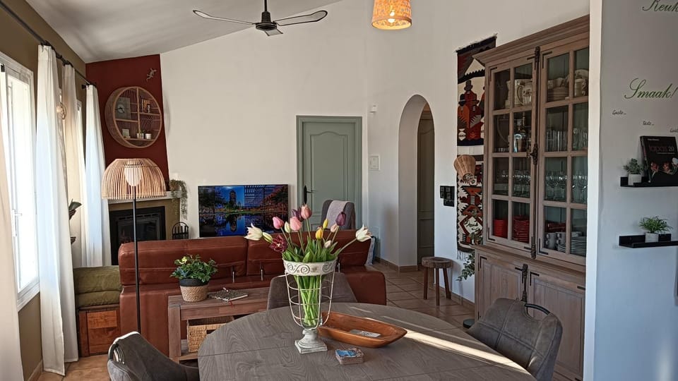 TV and multimedia, Living room, Seating area, Dining area