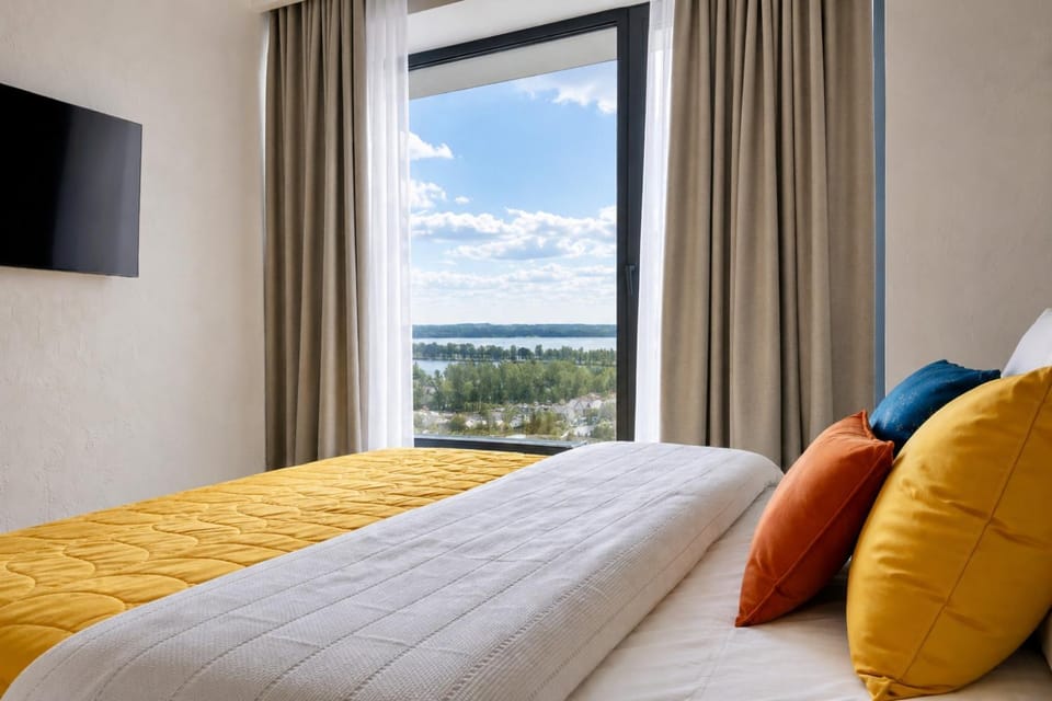 Bed, TV and multimedia, View (from property/room), Bedroom, River view