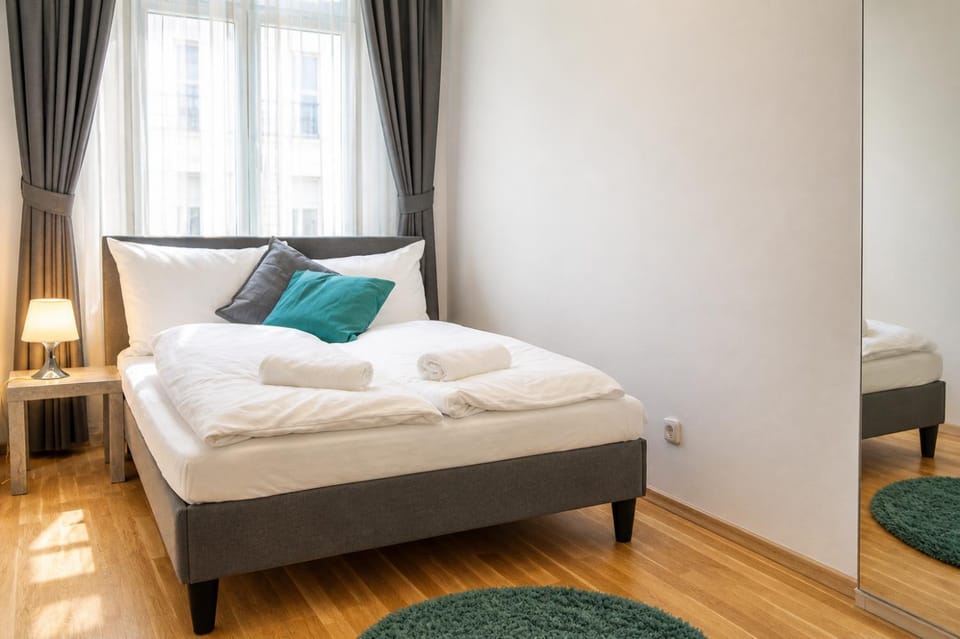Bed, Bedroom, towels