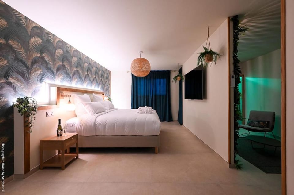 Loveroom Emeraude Spa Détente avec Balnéo Double & Sauna Apartment in Gémenos