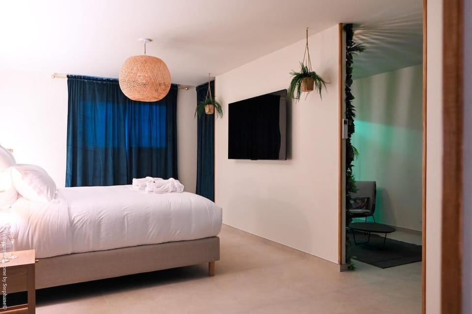 Loveroom Emeraude Spa Détente avec Balnéo Double & Sauna Apartment in Gémenos