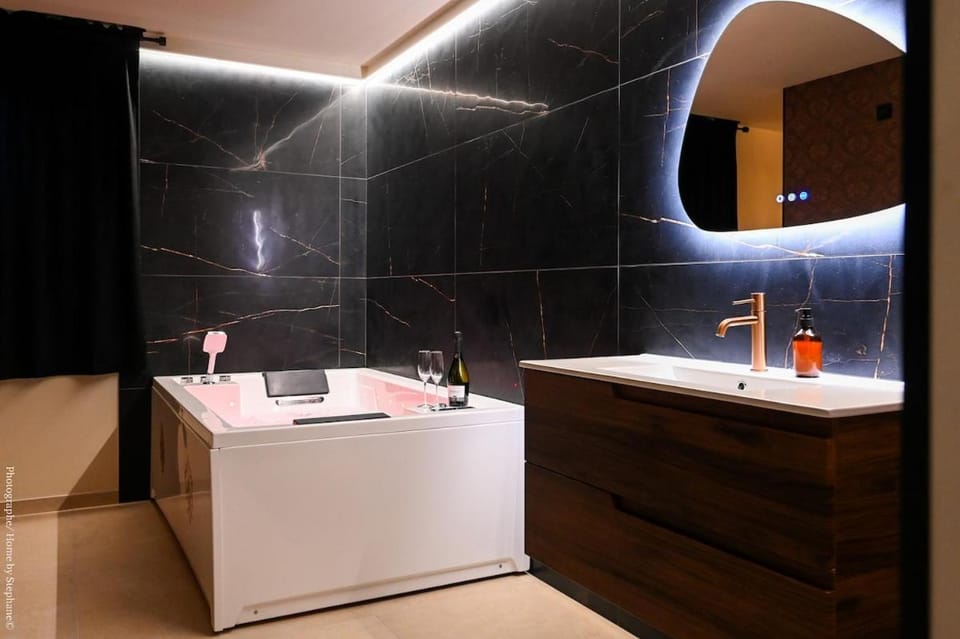 Loveroom Diamant Spa Détente avec Balnéo Double & Sauna Apartment in Gémenos