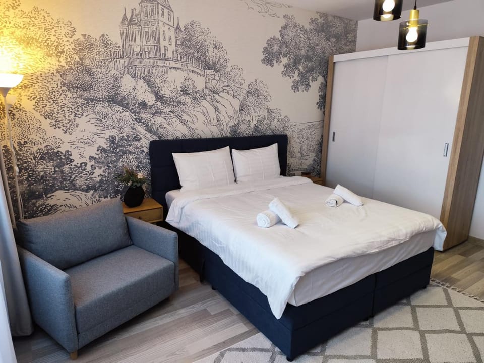 Bed, Living room, Photo of the whole room, Seating area, Bedroom, towels