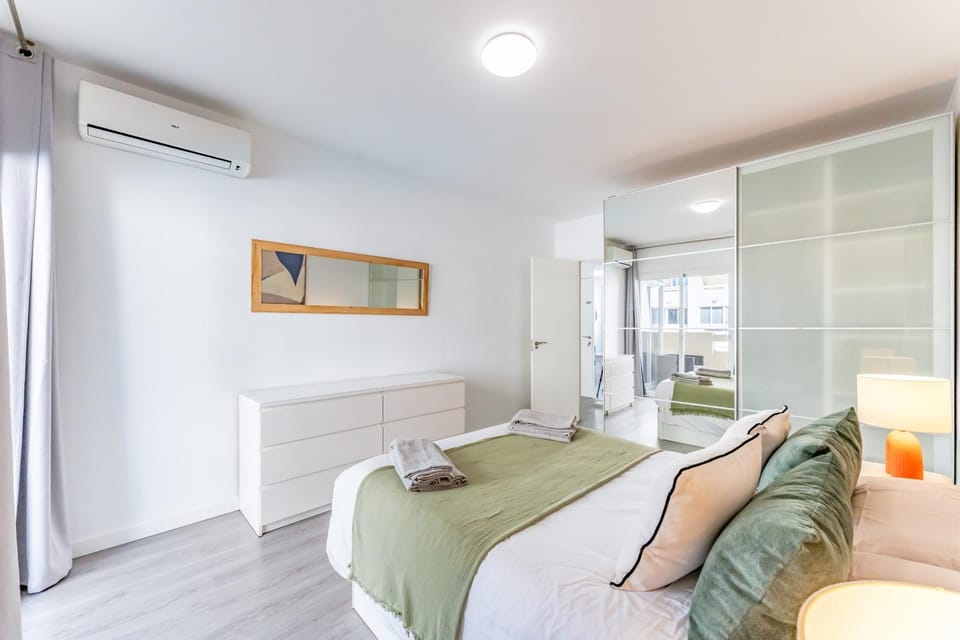 Bed, Photo of the whole room, Bedroom, wardrobe, air conditioner