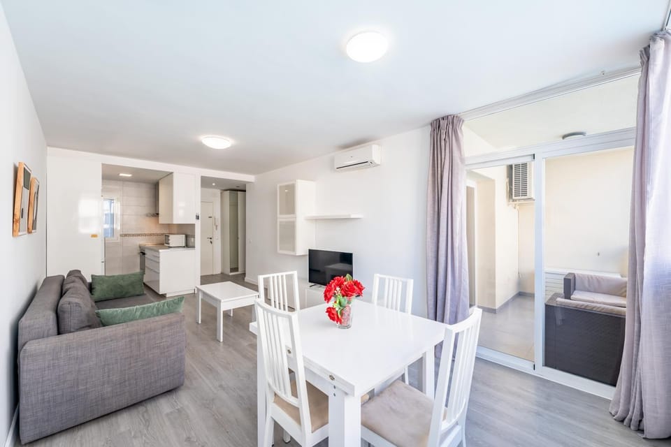 TV and multimedia, Living room, Seating area, Dining area, air conditioner