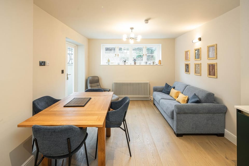 2BR Garden Flat Near Richmond & Stadium Apartment in Twickenham