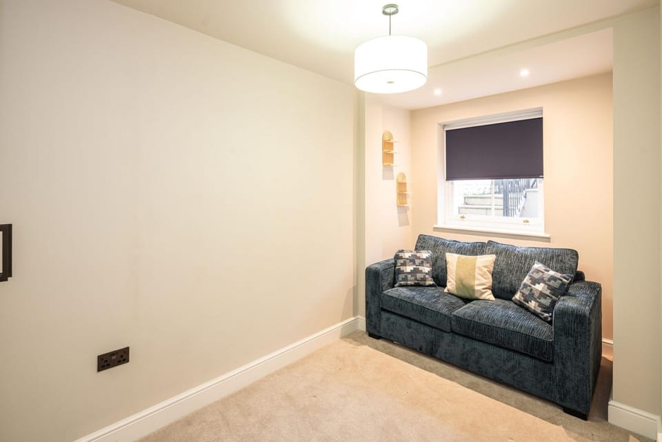 2BR Garden Flat Near Richmond & Stadium Apartment in Twickenham