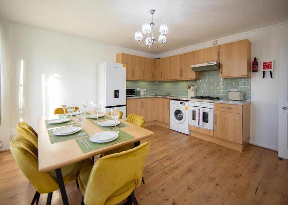 Kitchen or kitchenette, Dining area, oven