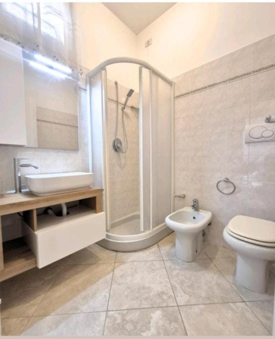Shower, Toilet, Bathroom, bidet, towels