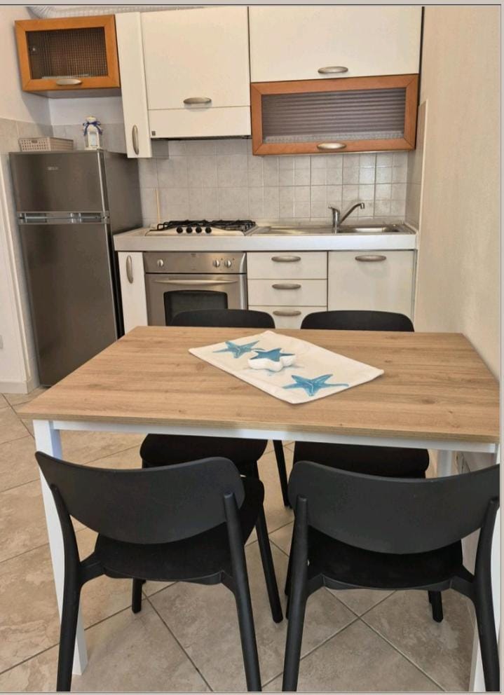 Kitchen or kitchenette, Dining area, oven, stove