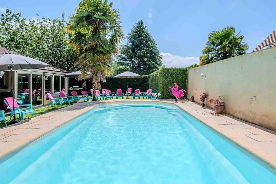 Swimming pool, sunbed