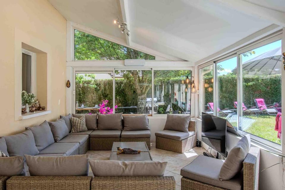 Communal lounge/ TV room, Lounge or bar, Pool view