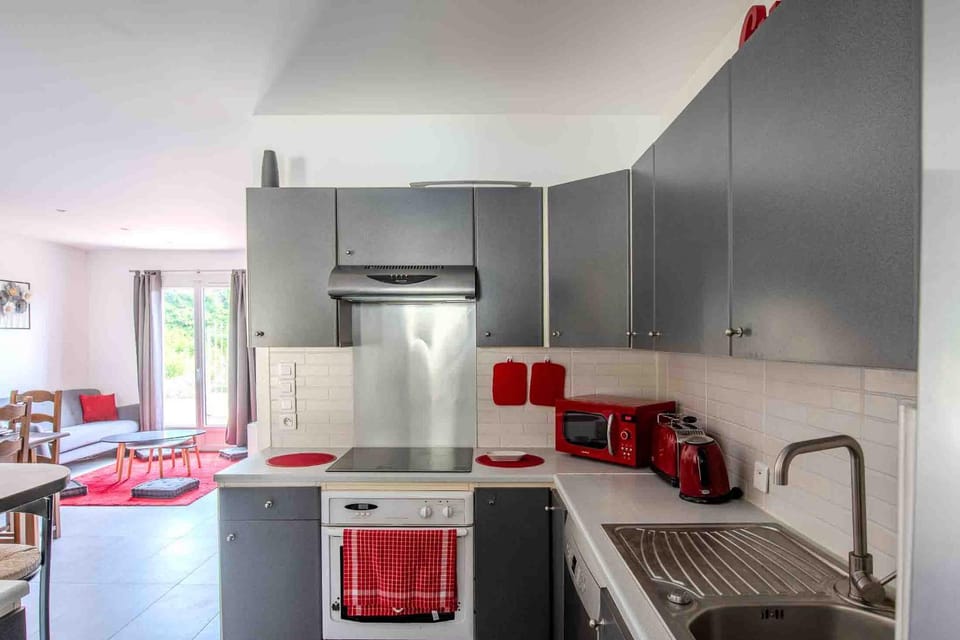 Coffee/tea facilities, Kitchen or kitchenette, dishwasher, microwave, oven, stove, toaster
