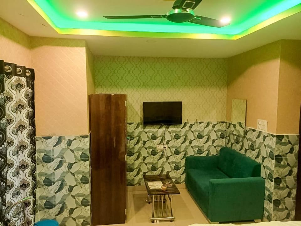 Communal lounge/ TV room, TV and multimedia, Seating area