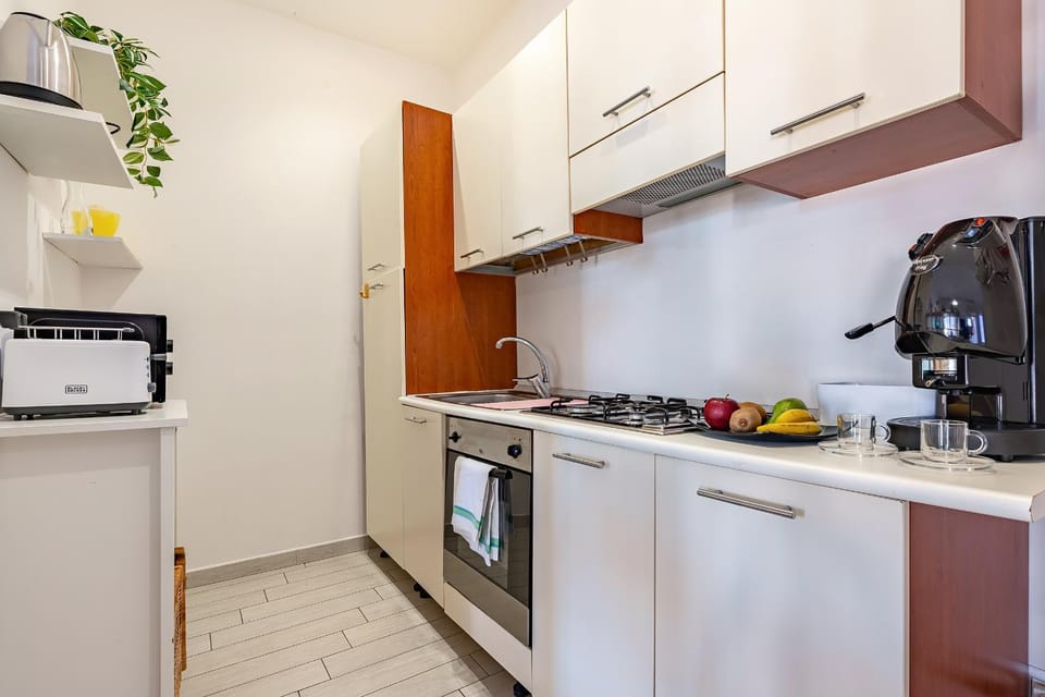 Kitchen or kitchenette, oven