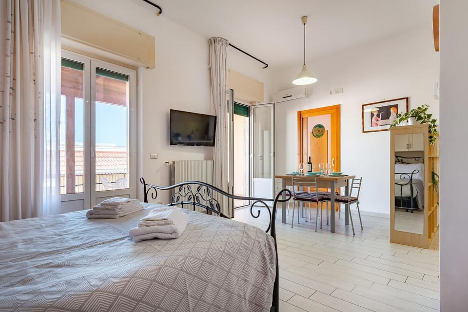 Bed, TV and multimedia, Living room