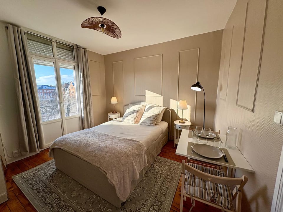 Suite Style Hôtel avec Balcon Vue Gare Netflix Apartment in Arras
