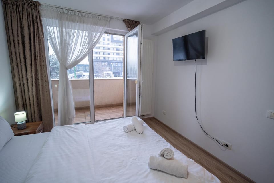 Bed, TV and multimedia, Photo of the whole room, Bedroom, towels, wardrobe