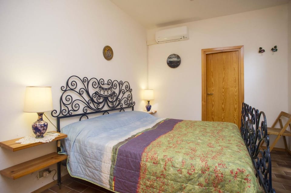 Photo of the whole room, Bedroom, air conditioner