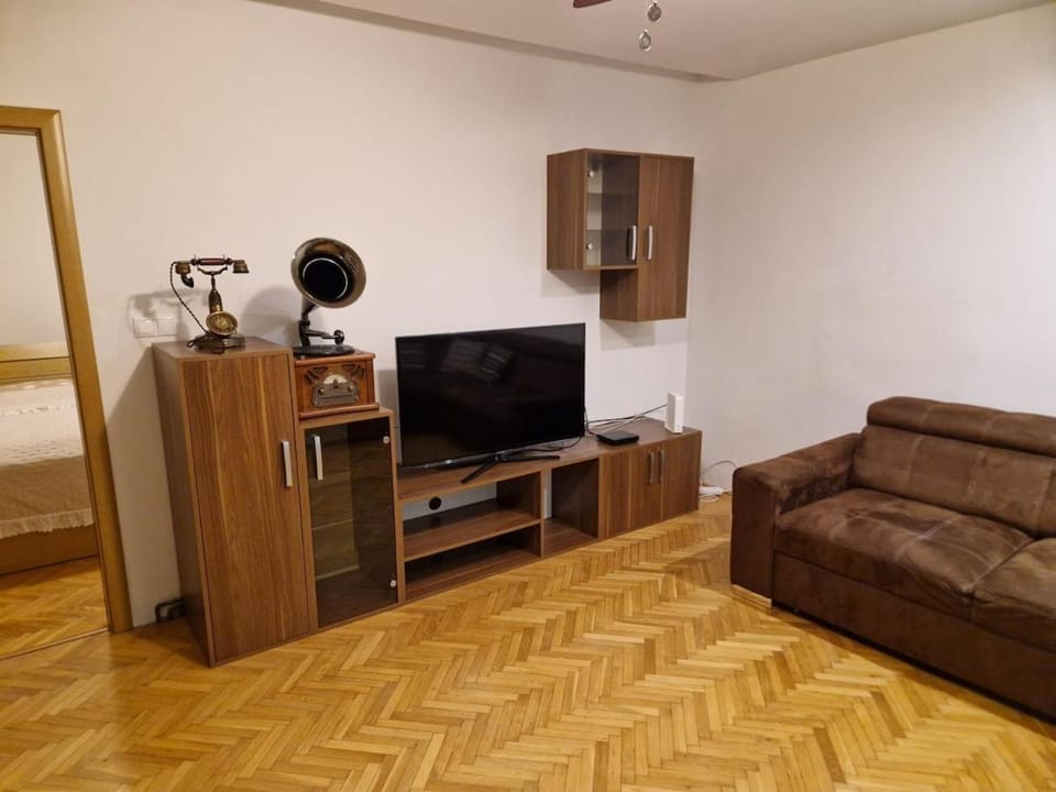Communal lounge/ TV room, TV and multimedia, Seating area