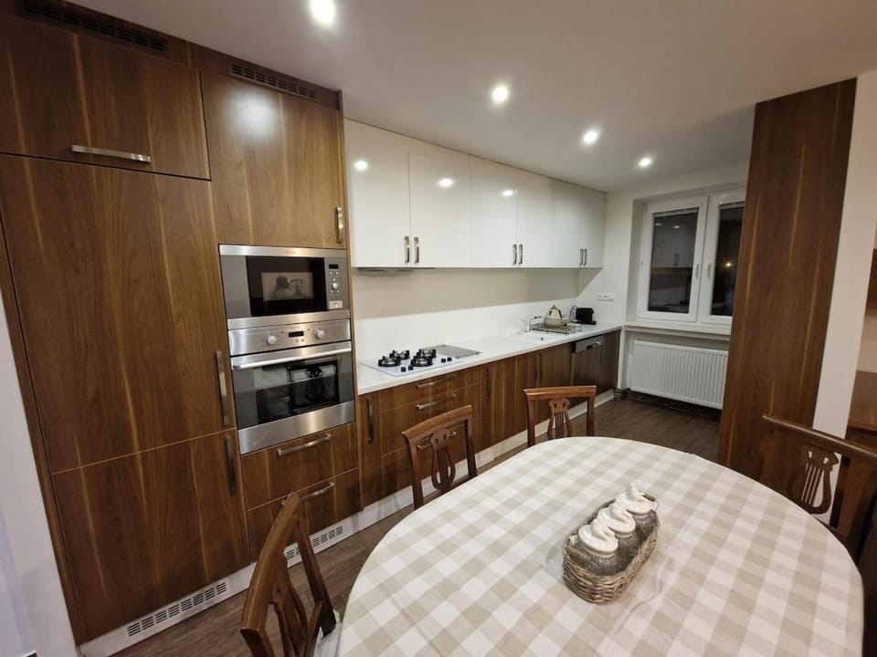 Coffee/tea facilities, Kitchen or kitchenette, Dining area, oven, stove