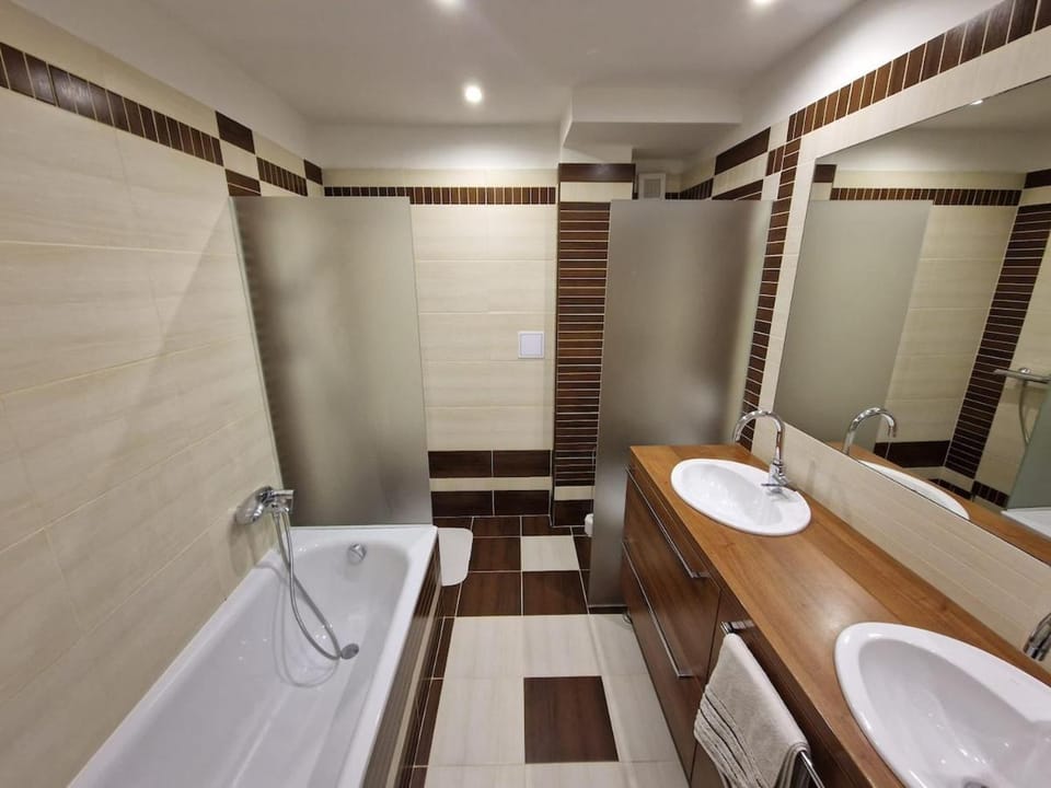 Shower, Toilet, Bathroom, Bath, towels