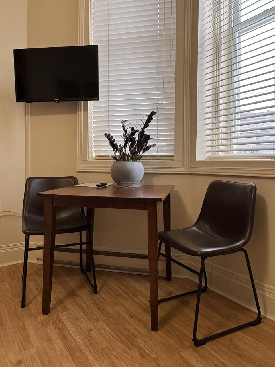 TV and multimedia, Seating area, Dining area