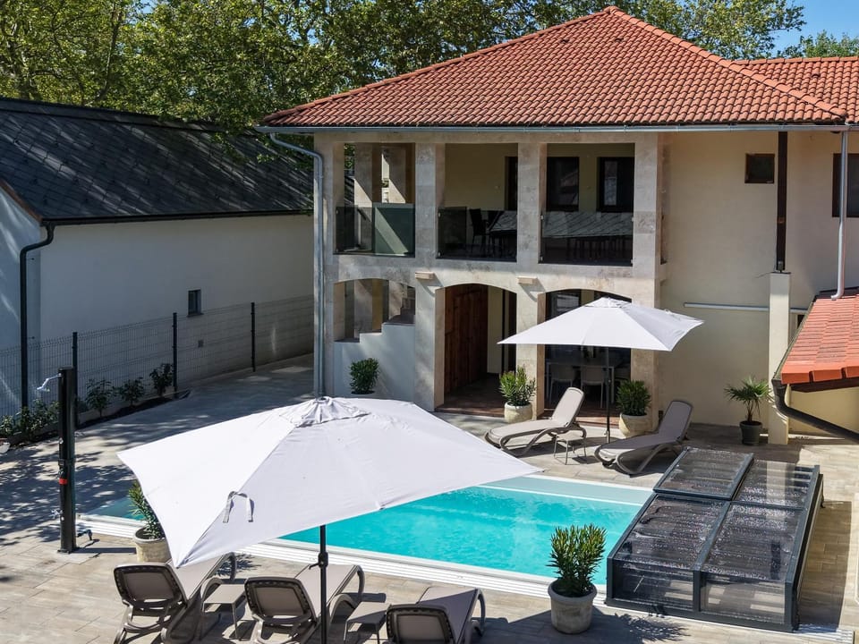 Property building, Balcony/Terrace, Pool view