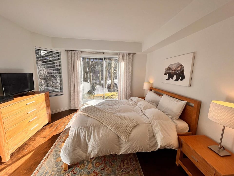 Snowcreek IV - Cozy Mammoth Ski Condo with Mtn Views and Hot Tub House in Mammoth Lakes