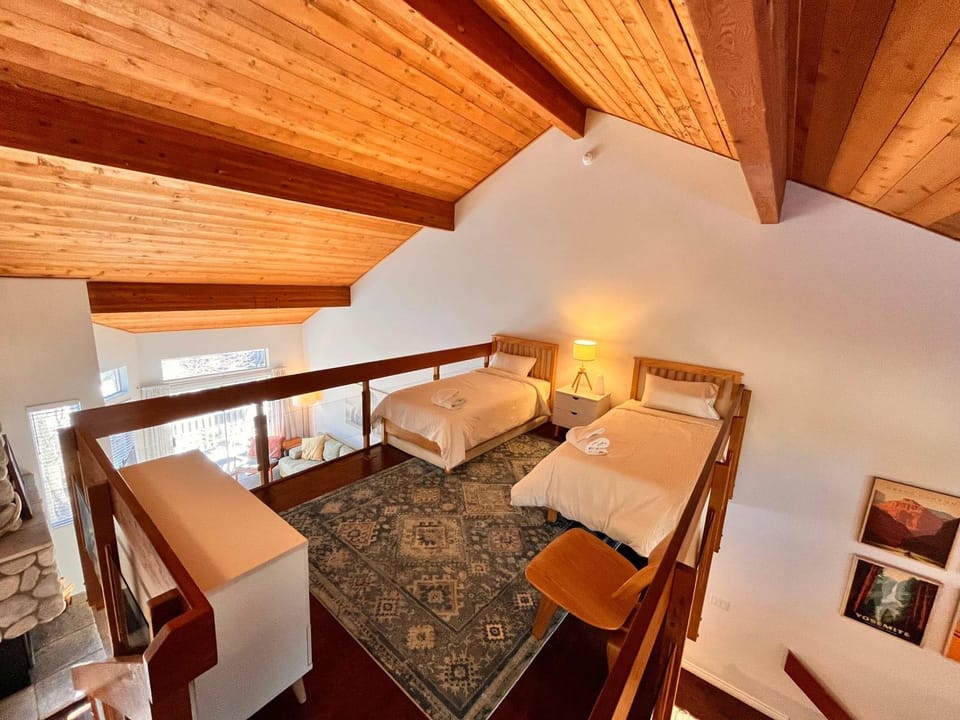 Snowcreek IV - Cozy Mammoth Ski Condo with Mtn Views and Hot Tub House in Mammoth Lakes