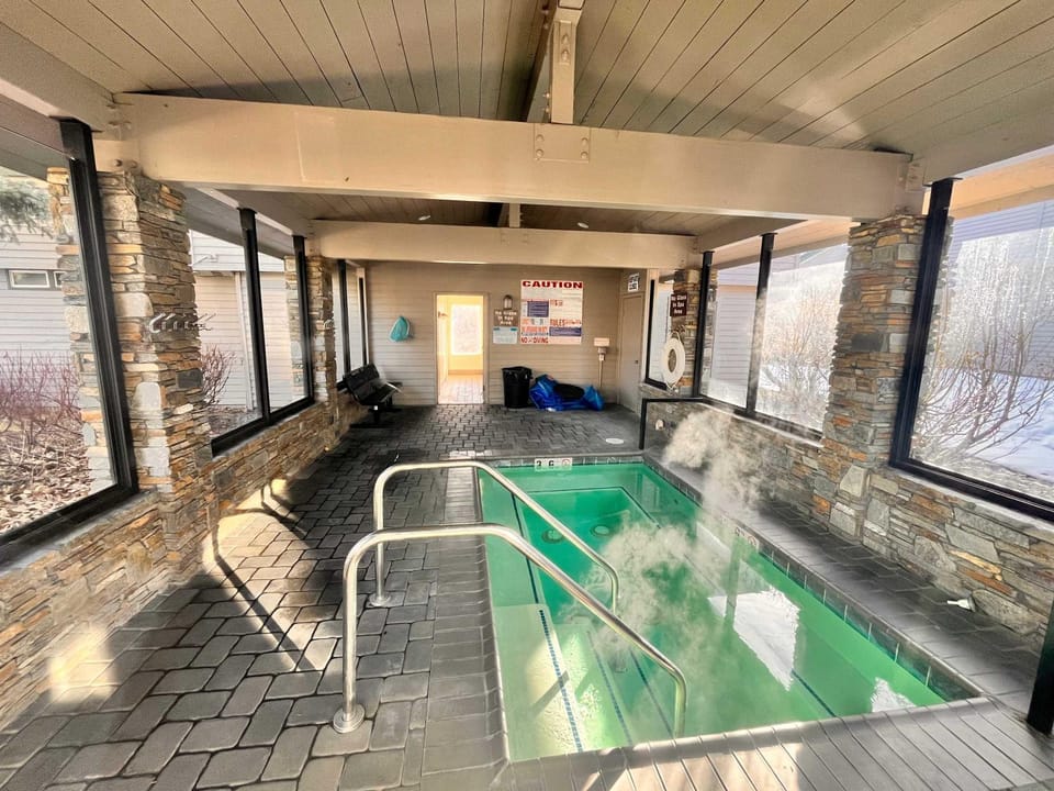 Snowcreek IV - Cozy Mammoth Ski Condo with Mtn Views and Hot Tub House in Mammoth Lakes