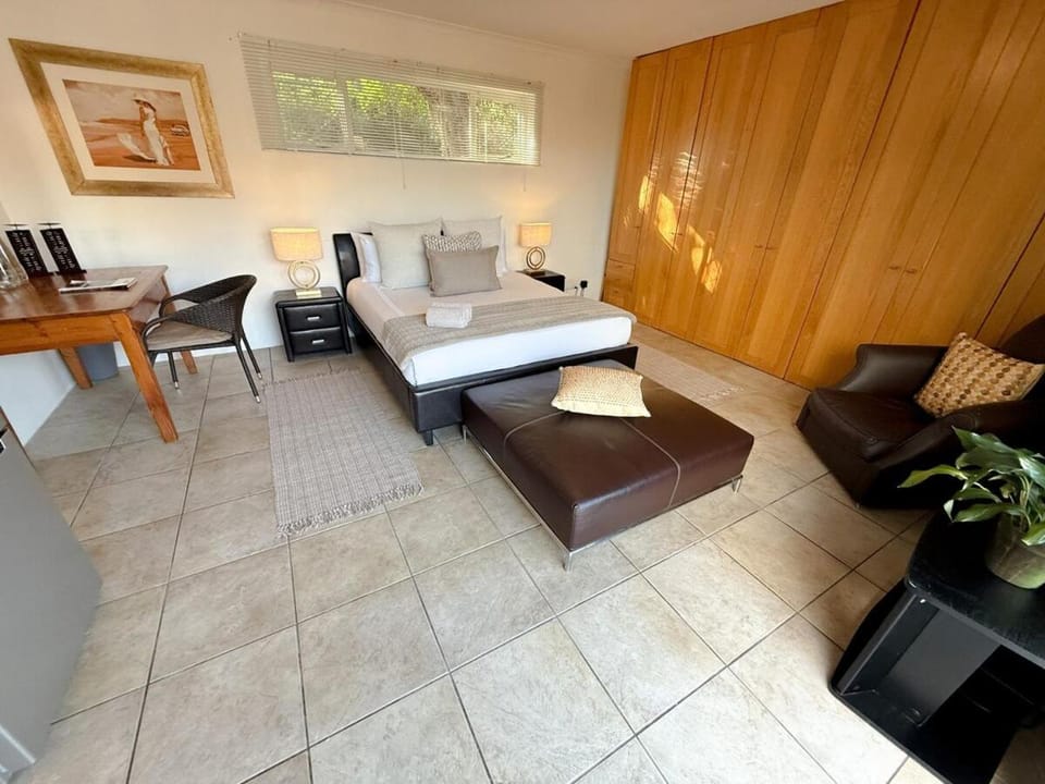 Bed, TV and multimedia, Living room, Photo of the whole room, Seating area, Bedroom