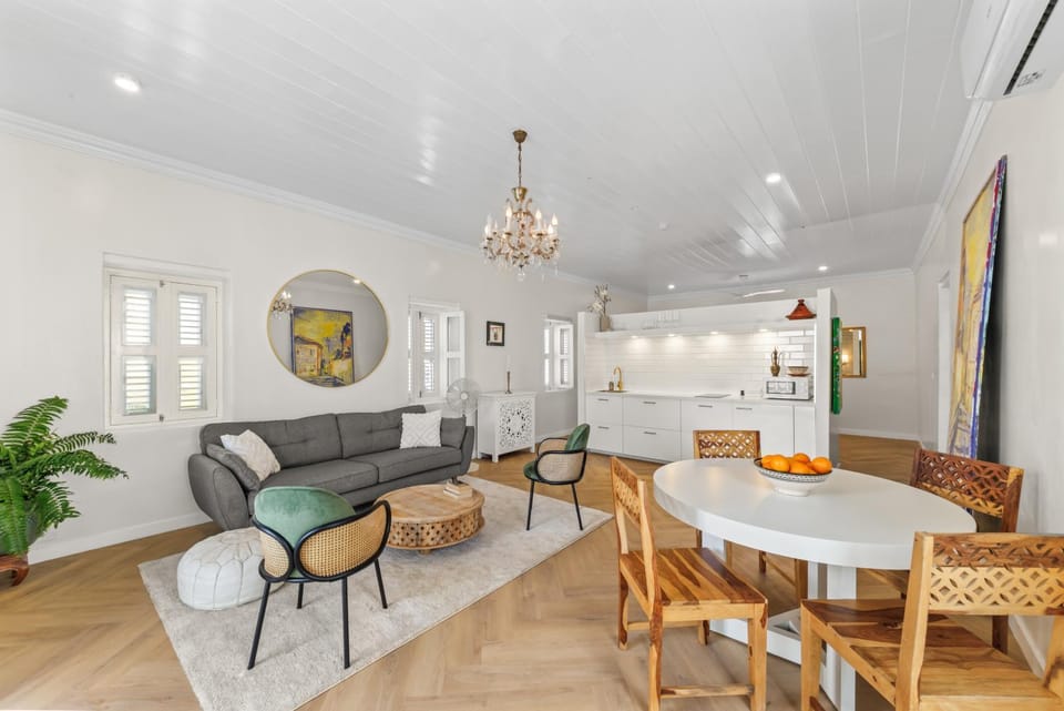 Kitchen or kitchenette, Living room, Seating area, Dining area