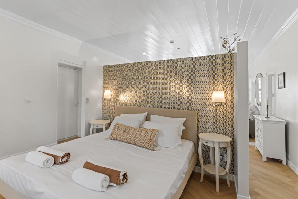 Bed, Bedroom, towels