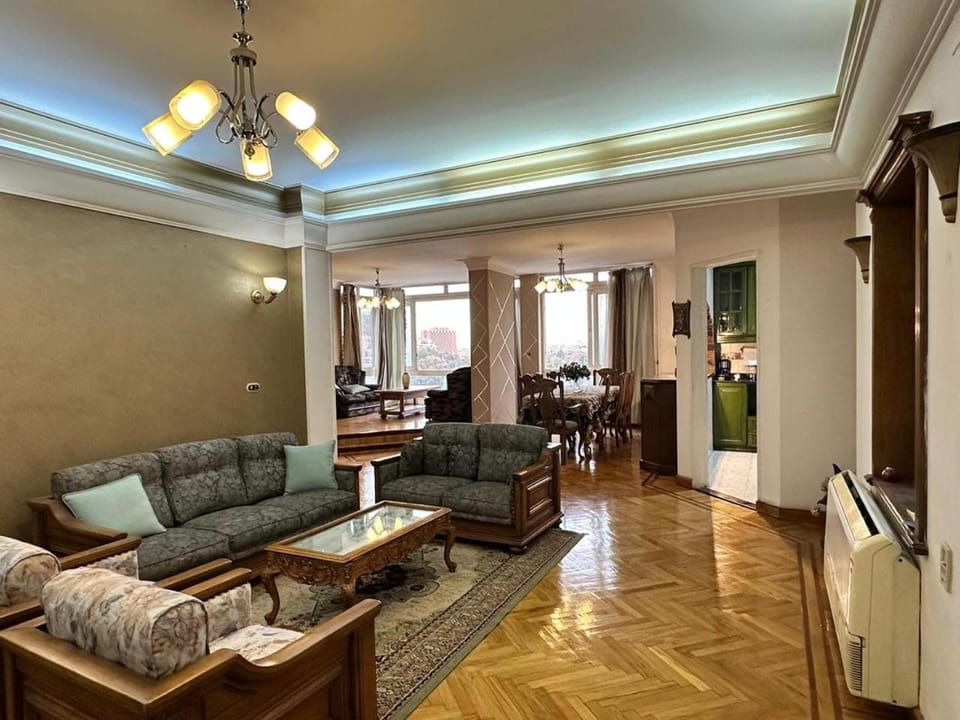 شقة فاخرة علي النيل بالعجوزة Apartment in Cairo
