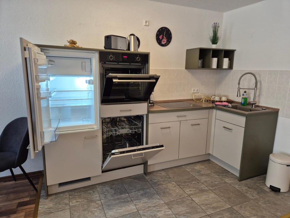 Kitchen or kitchenette, dishwasher