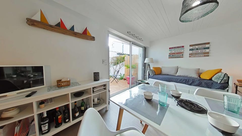 Communal lounge/ TV room, TV and multimedia, Living room, Dining area