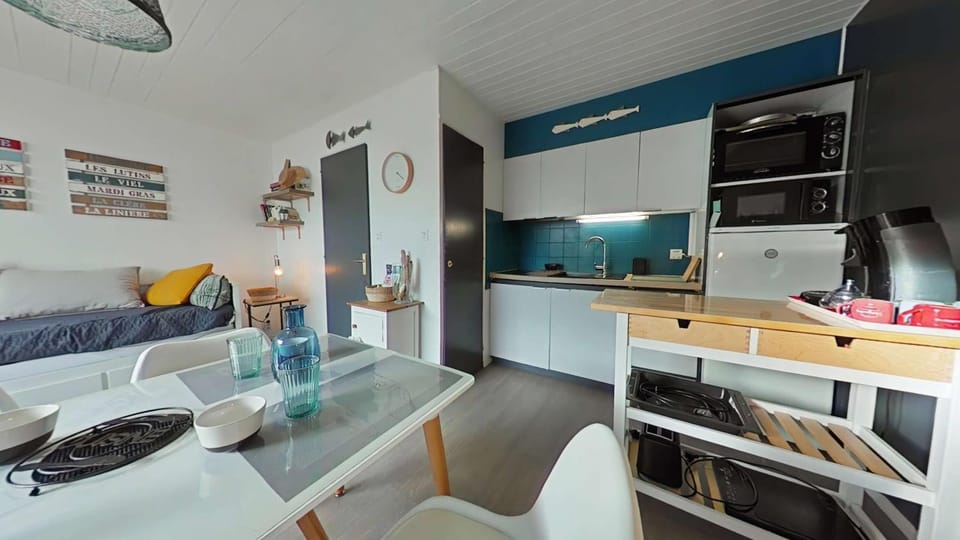 Kitchen or kitchenette, Living room, Seating area, Dining area, oven