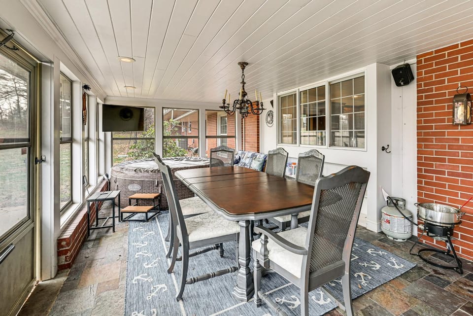 Walk to League Stadium: Huntingburg Family Home! House in Indiana