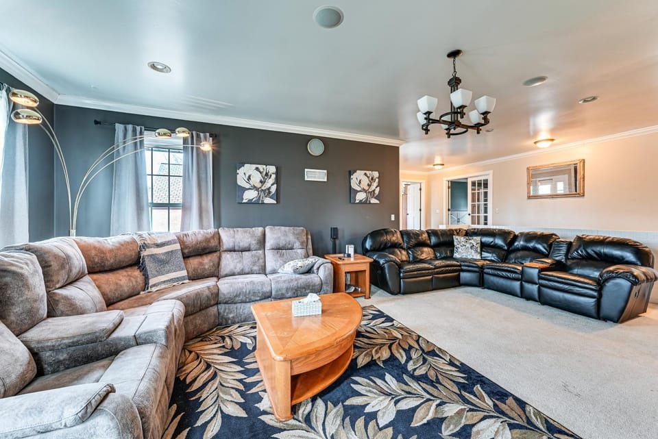Walk to League Stadium: Huntingburg Family Home! House in Indiana