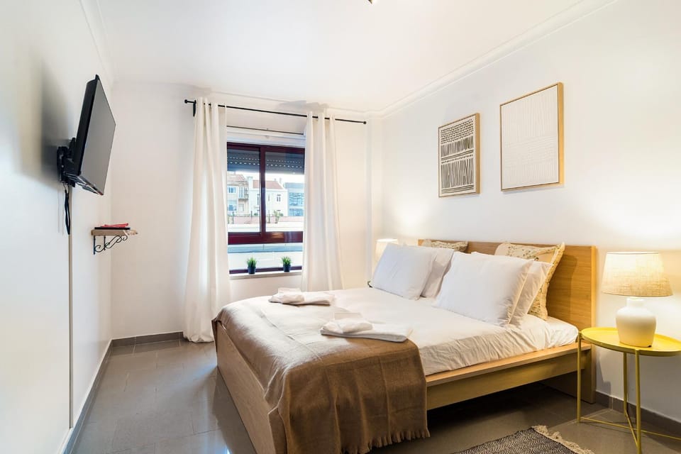 Bed, TV and multimedia, Photo of the whole room, Bedroom