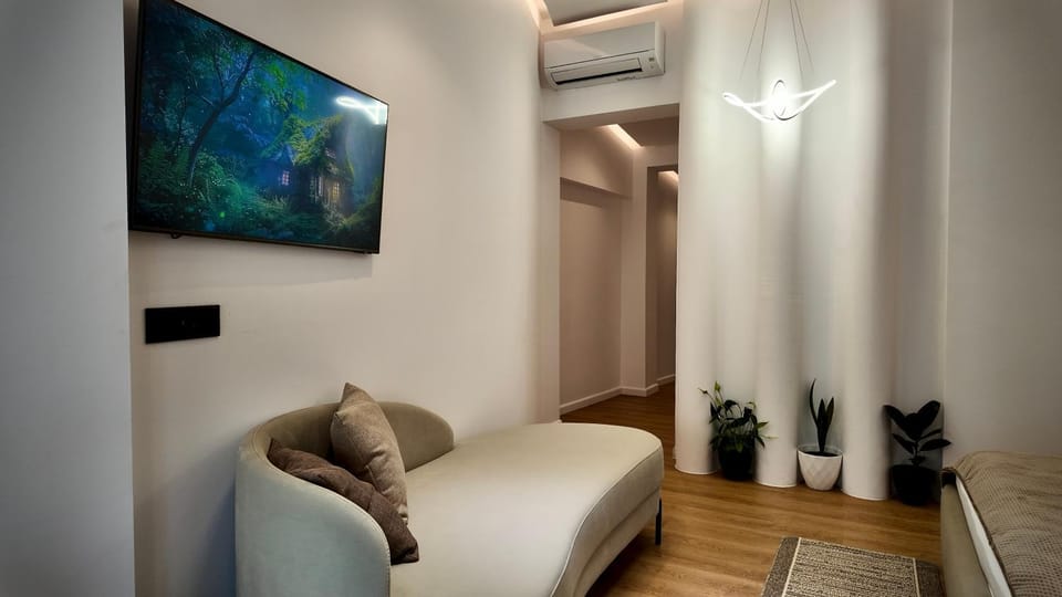 TV and multimedia, Seating area, Evening entertainment, air conditioner
