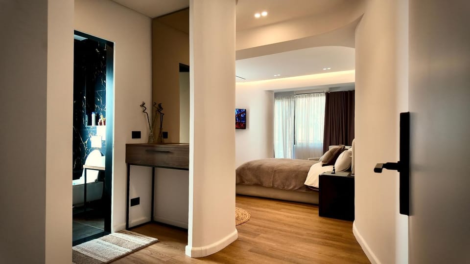 Fivenco Suites - Private Suites w King Bed Modern Apartment in Tirana