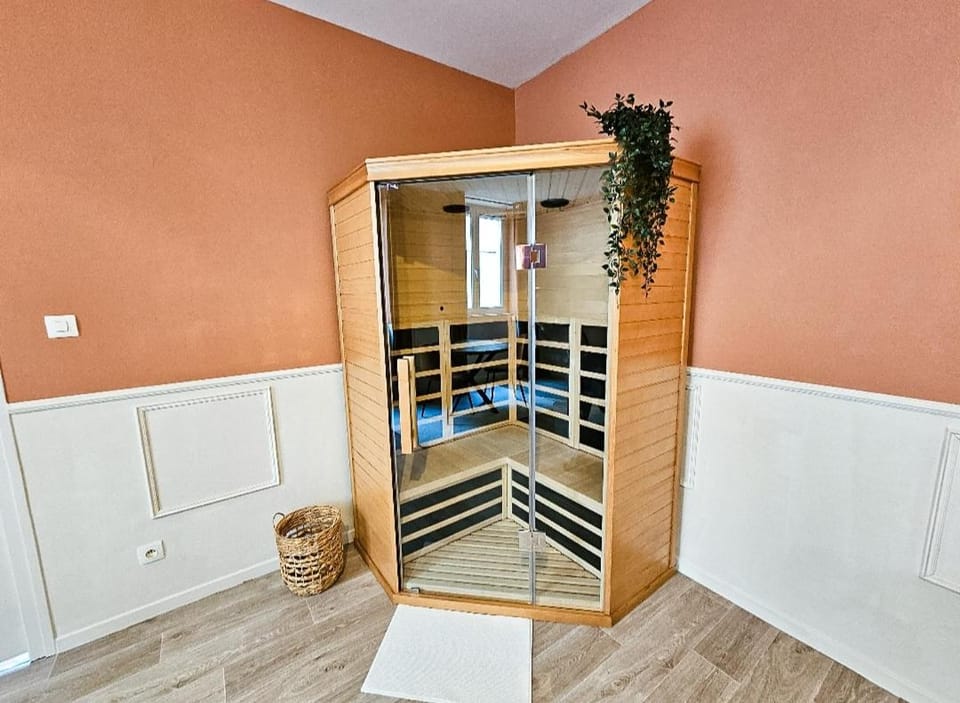 Sauna, Living room