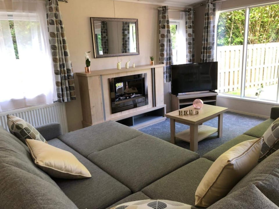 Communal lounge/ TV room, TV and multimedia, Living room, Seating area, Evening entertainment