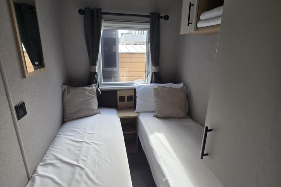 Bed, Photo of the whole room, Bedroom, air conditioner