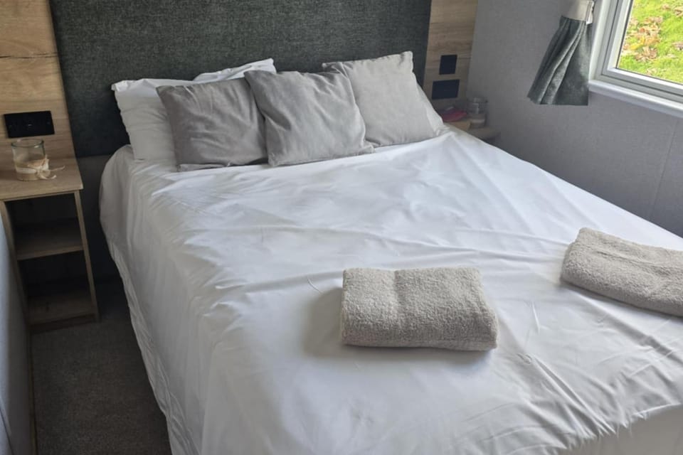 Bed, Photo of the whole room, Bedroom, towels