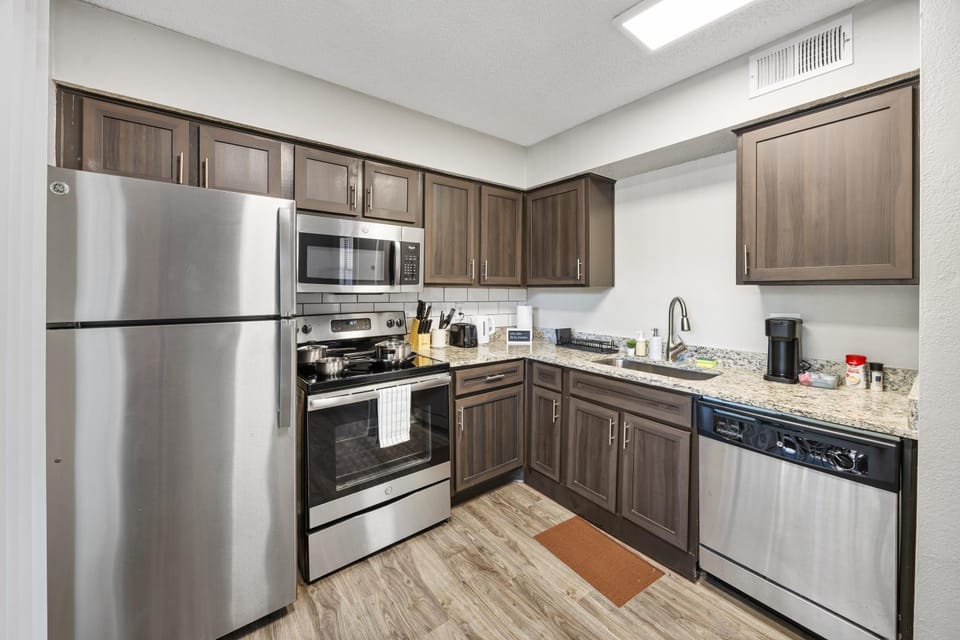 Coastal Hues - Pool, Gym & Free Parking! Apartment in Dallas