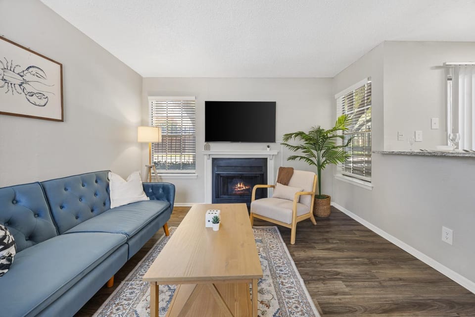 Coastal Hues - Pool, Gym & Free Parking! Apartment in Dallas