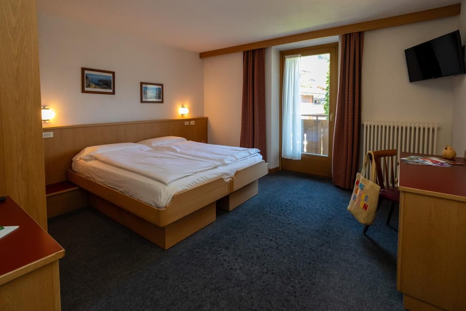 Bed, TV and multimedia, Photo of the whole room, Bedroom